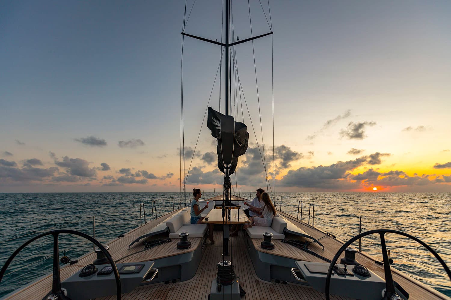 nautica barca con persone al tavolino