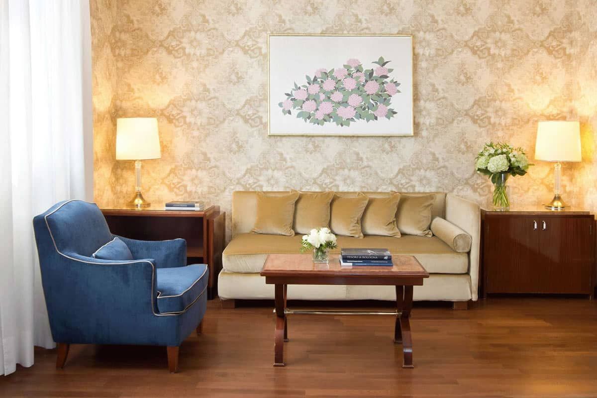 arredo contract hotel alberghi du parc divano dorato con sedia blu in tessuto e tavolino