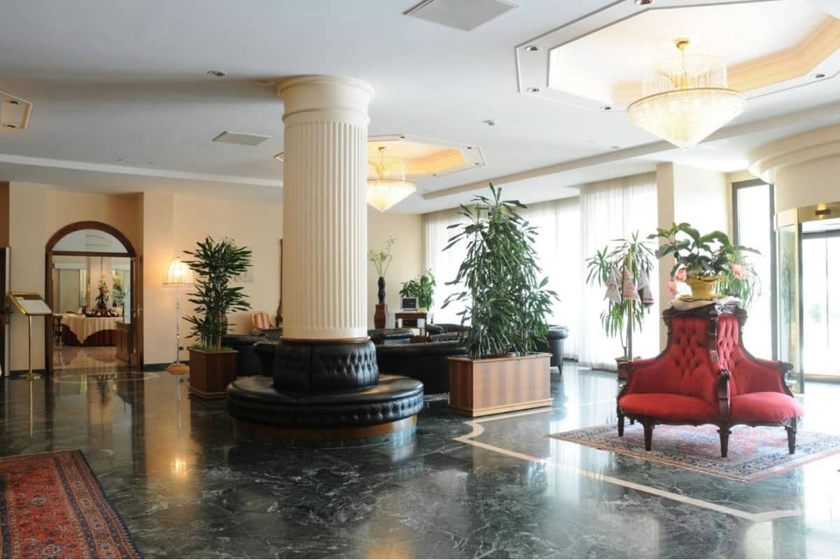 arredo contract hotel alberghi globus hall poltrone in pelle rosse