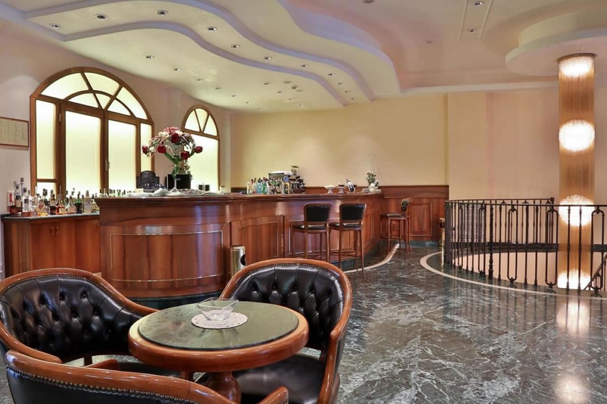 arredo contract hotel alberghi globus bar con tavolino e sedie