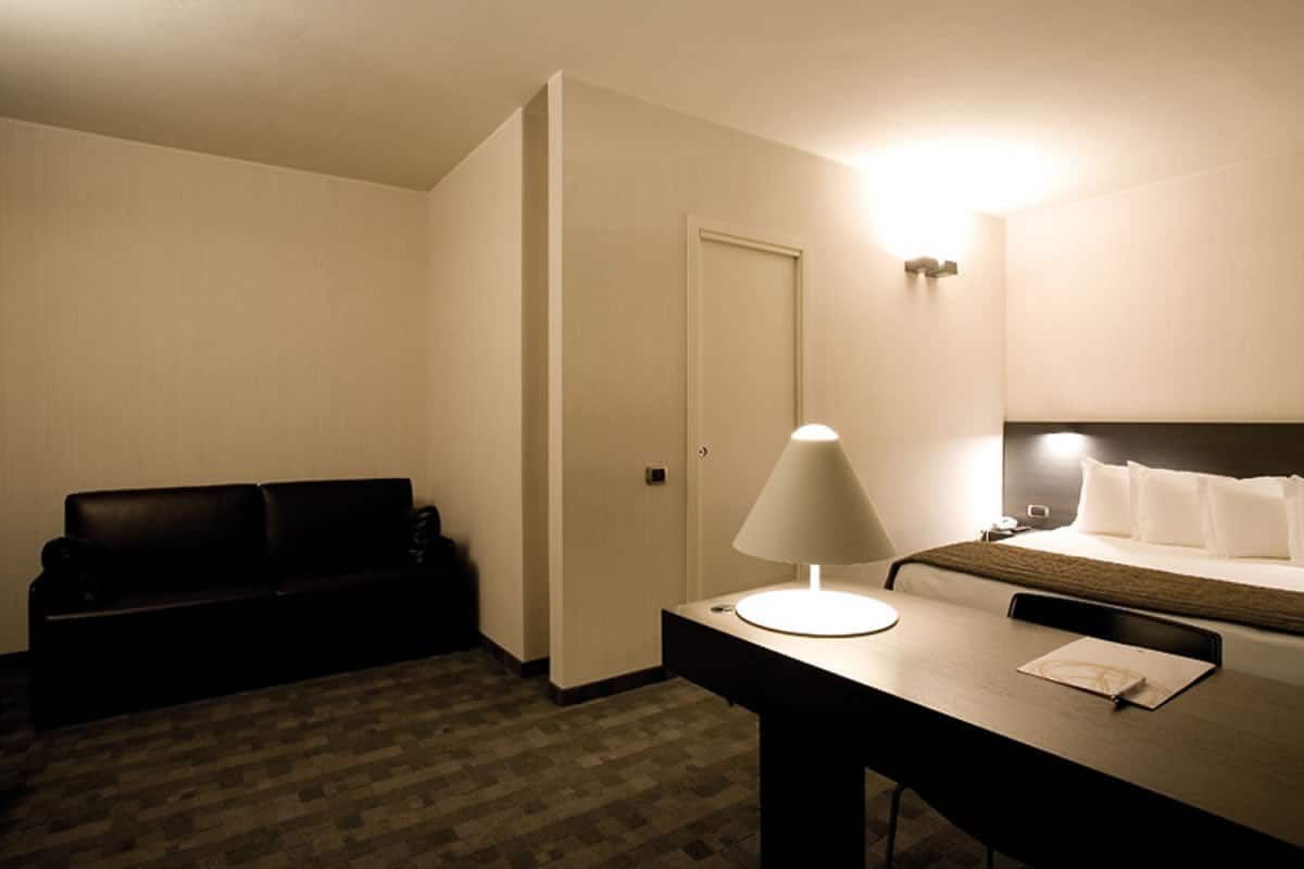 arredo contract hotel alberghi ovest camera con letto e divano due posti nero in pelle