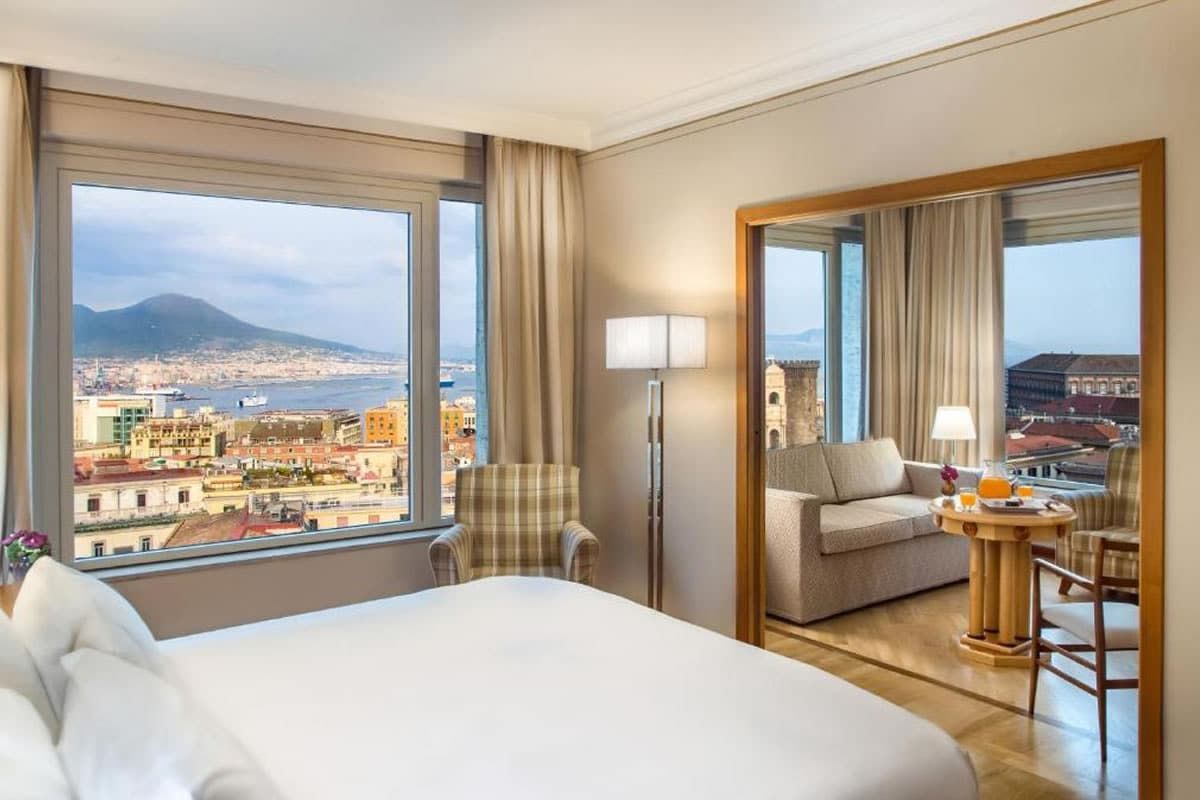 arredo contract hotel alberghi renaissance con salotto con divani vista mare