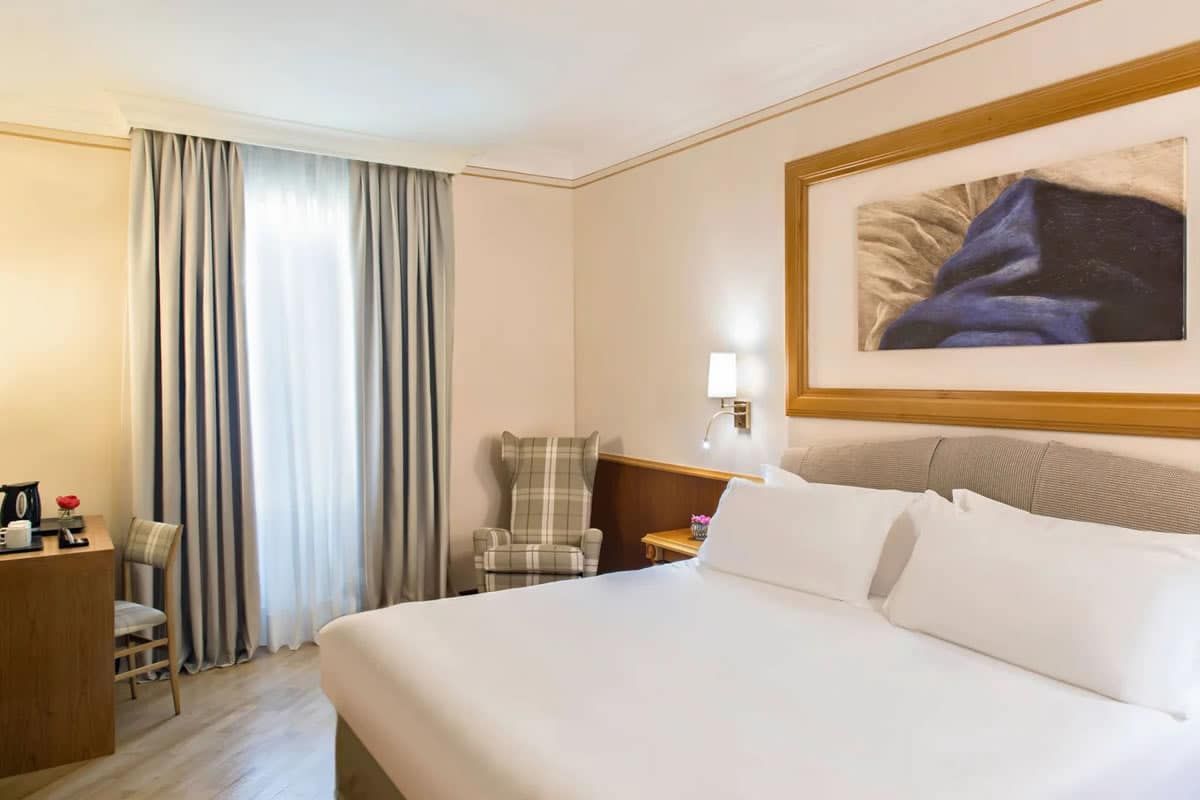 arredo contract hotel alberghi renaissance letto bianco con tenda