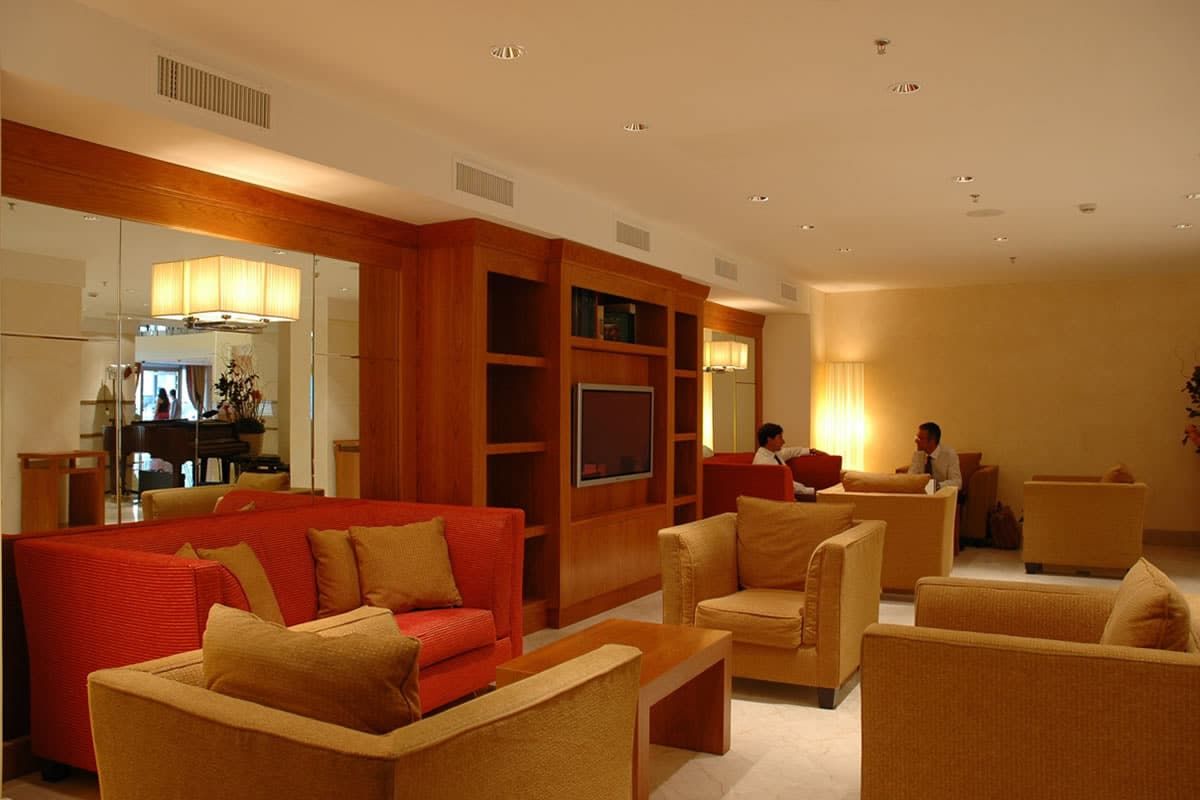 arredo contract hotel alberghi renaissance hall tavolini con poltrone e divani