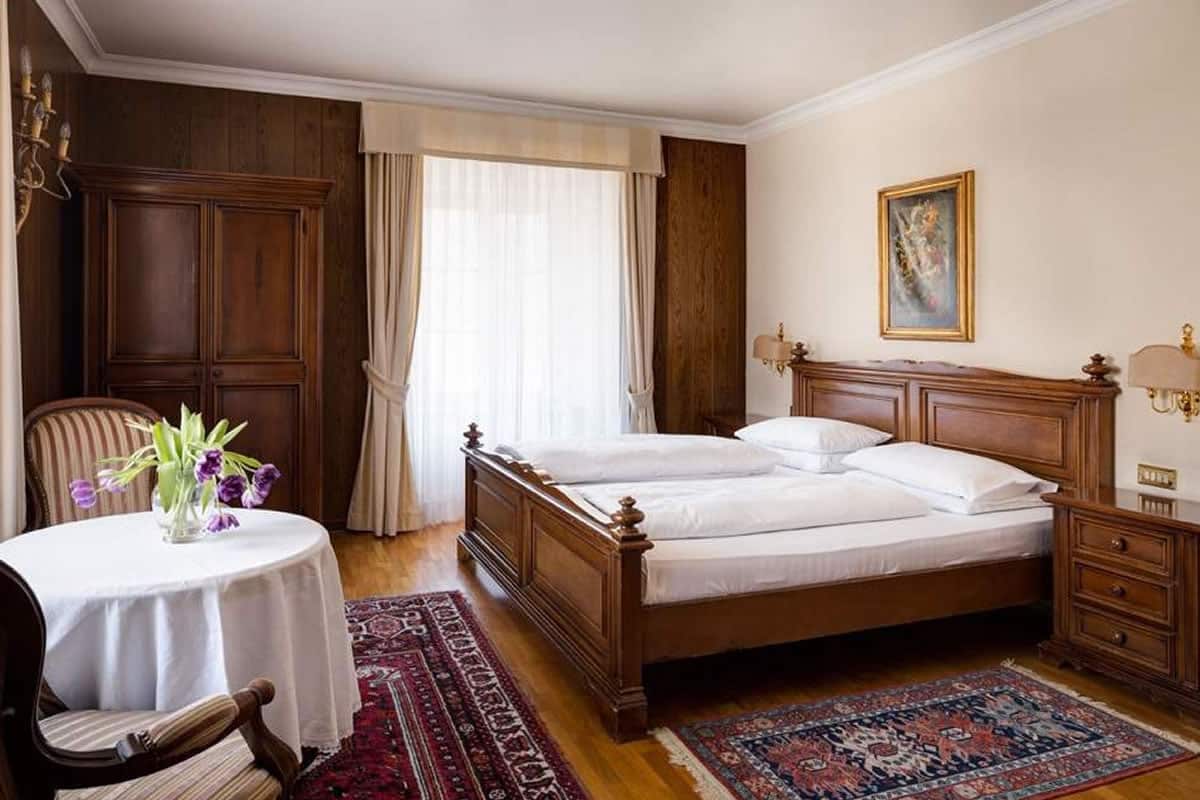 arredo contract hotel alberghi rundegg letto matrimoniale antico in legno