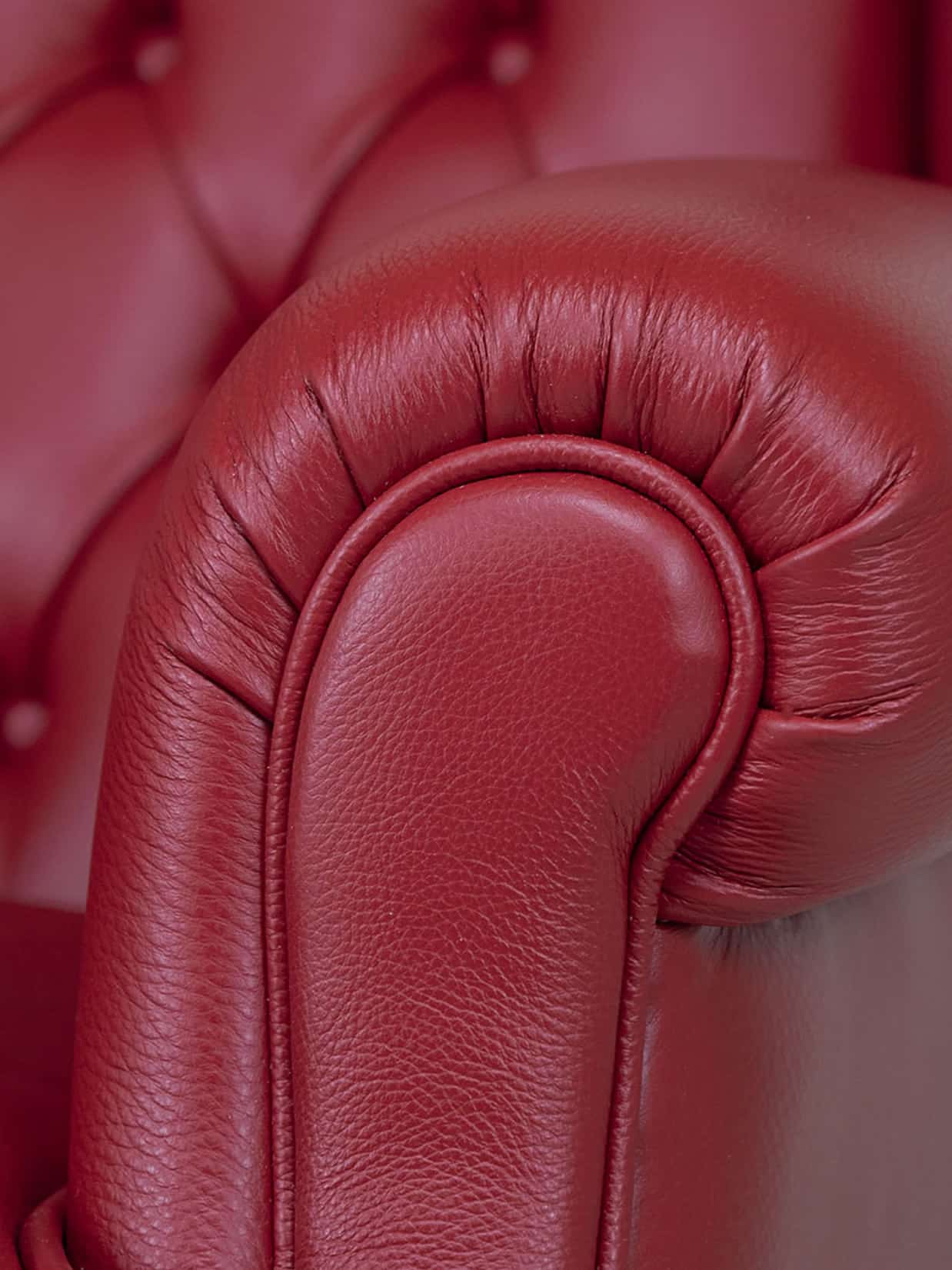 dettaglio poltrona rossa in pelle